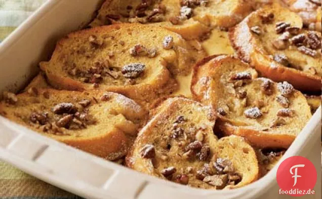 Erdbeer-gefüllter French Toast mit Karamell und Pekannüssen