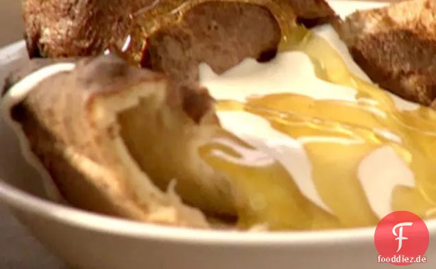 Roastbeef mit Yorkshire Pudding, Gegrillte Auberginen und Erbsen, Minze und Avocado-Salat