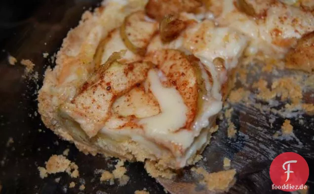 Oktober Apfelkuchen mit heißer Karamellsauce