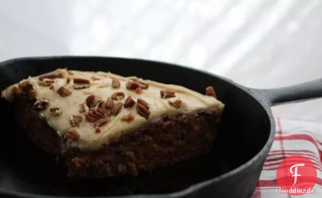 Skillet Apfelkuchen mit Karamell Zuckerguss