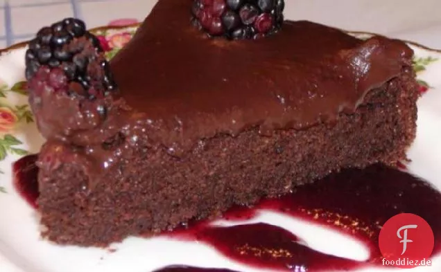 Dekadenter Schokoladenkuchen auf einem Bett aus Himbeersauce