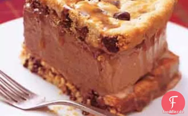 Schokoladen-Chip-Eis-Sandwich-Kuchen mit Butterscotch-Sauce