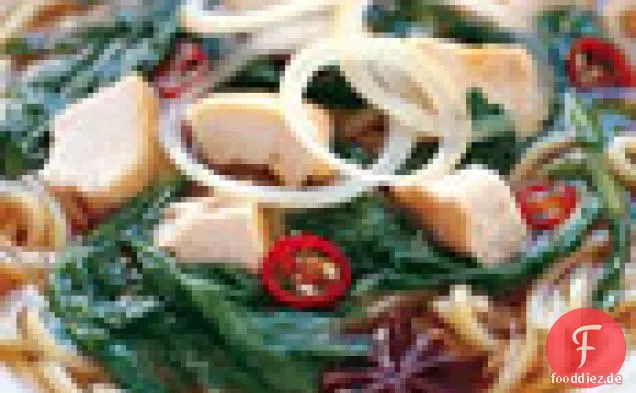 Gebratene Hühnernudelsuppe mit Chrysantheme