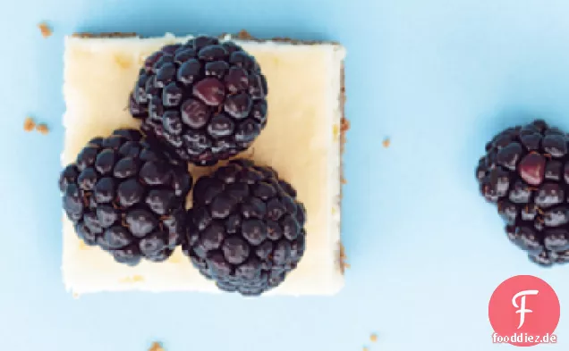 Zitronen-Käsekuchen-Quadrate mit frischen Beeren