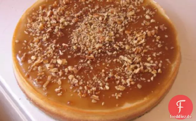 Eierlikör-Käsekuchen mit Pekannuss-Karamell-Sauce