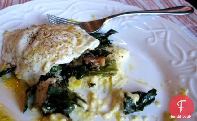 Spiegeleier Und Collard Greens Über Polenta