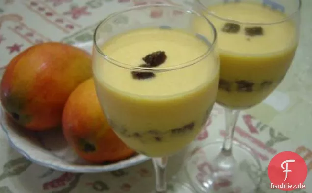 Mango-Mousse mit Schokoladenkuchen Futter