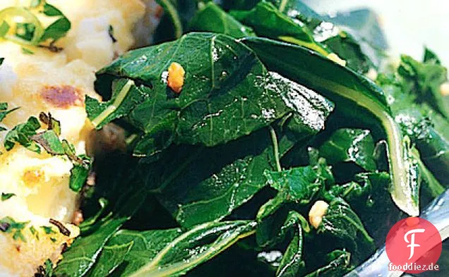 Grüns mit Knoblauch und Zitrone