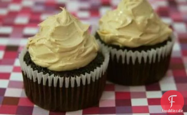 Schokoladen-Cupcakes mit Butterscotch-Glasur