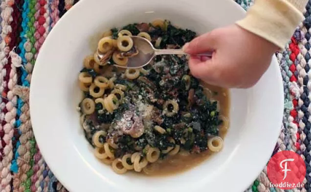 Schnelles Mittagessen Pasta mit Gemüse, Pilzen und Fleisch