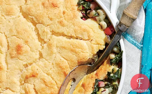 Ham-and-Greens Pot Pie mit Maisbrot Kruste