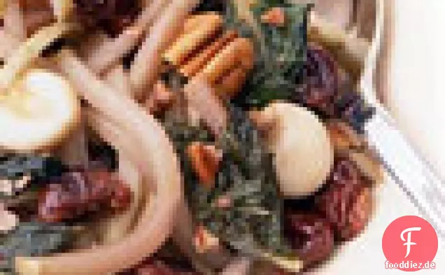 Posole mit südlichem Grün, Chayote, getrockneten Kirschen und Pekannüssen