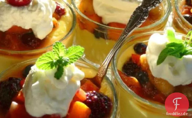 Frisches Obst und warme Vanillepudding-Vanillepudding-Parfaits