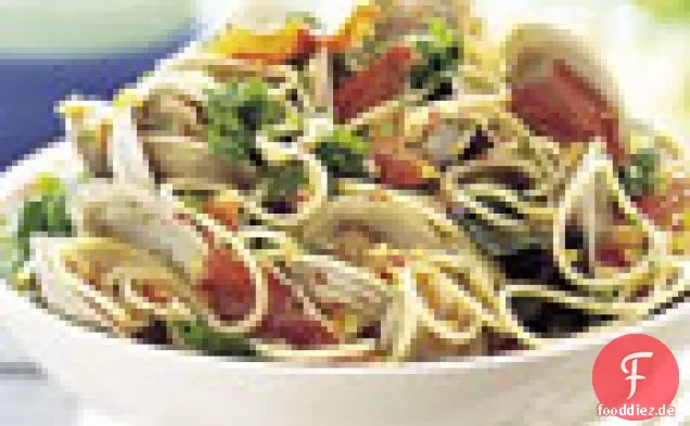 Gegrillte Muscheln mit Spaghetti, Schinken und gemischten Grüns