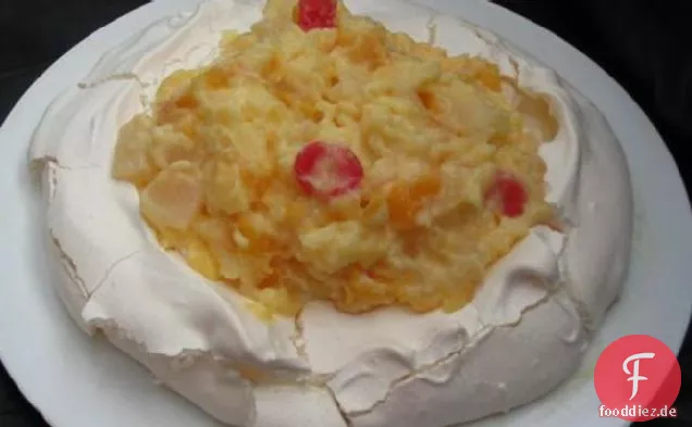 Pavlova mit Obst Pudding-Füllung