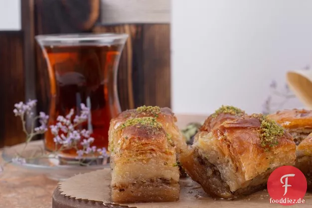Baklava-Eisbecher mit Gegrillten Pfirsichen-Rezept