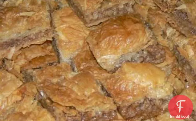 Naher Osten Nussgefülltes mehrschichtiges Gebäck (Baklava)