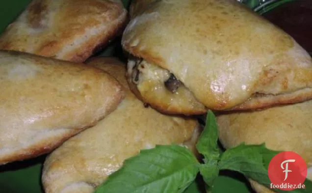 Pilz, karamellisierte Zwiebel und Käse Calzones