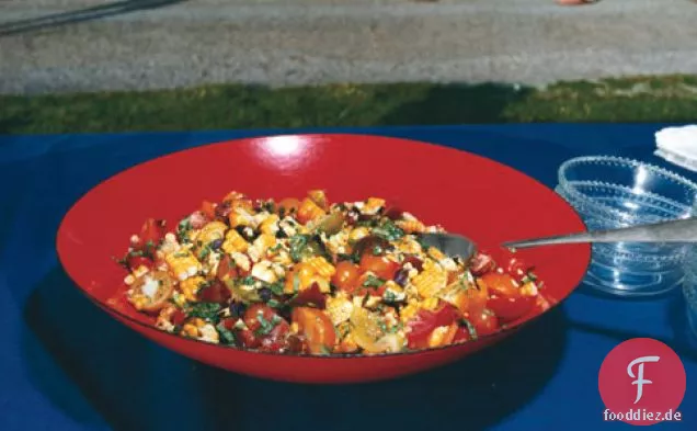Erbstück Tomaten und gegrilltem Mais-Salat mit Basilikum-Vinaigrette