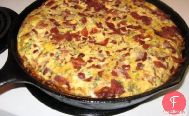 Skillet Kartoffelkuchen mit Eiern und Käse