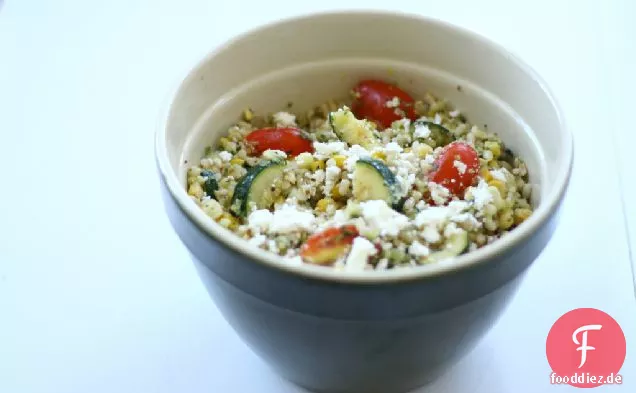 Tomaten-, Mais- und Zucchinisalat mit braunem Reis