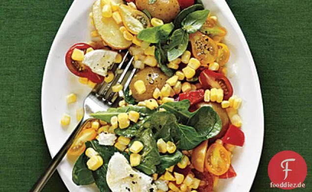 Goldener Maissalat mit frischem Basilikum