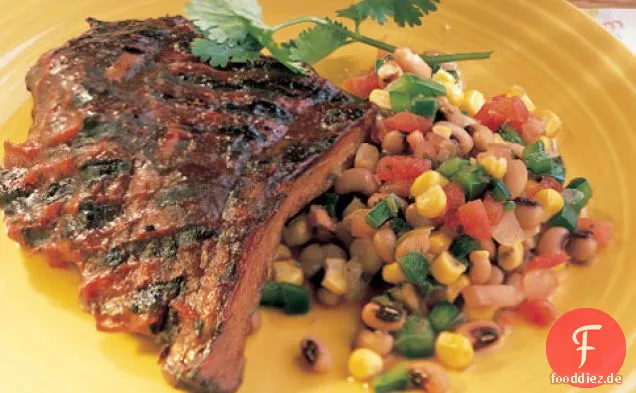 Gegrillte Rippen mit Mais und schwarzäugigem Erbsensalat