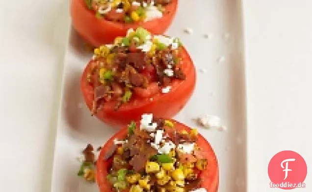 Tomaten gefüllt mit gegrilltem Maissalat
