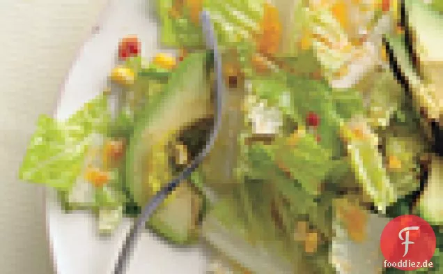Romaine, gegrillte Avocado und rauchiger Maissalat mit Chipotle-Caesar-Dressing