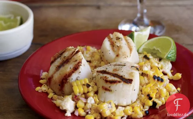 Gegrillte Jakobsmuscheln mit mexikanischem Maissalat