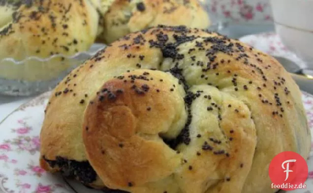 Mohnkranzerl aus Hefeteig (Mohnbrötchen)