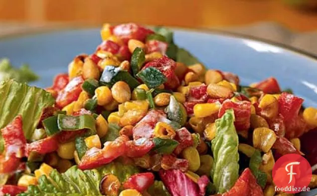 Greens mit geröstetem Mais und Pfeffer Salat
