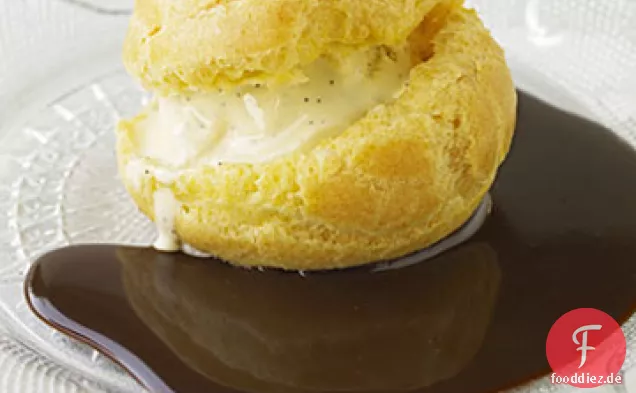 Profiteroles mit Schokoladensauce und Eis