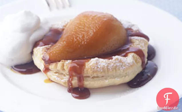 Karamellisierte Birnentörtchen mit Kardamomcreme