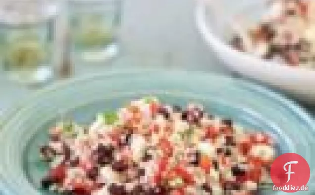 Salat aus schwarzen Bohnen, Mais und Quinoa