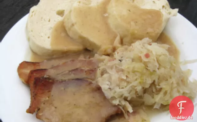 Sauerkraut, Knödel, mit Schweineknöcheln, Schweinefleisch oder Hot Dogs
