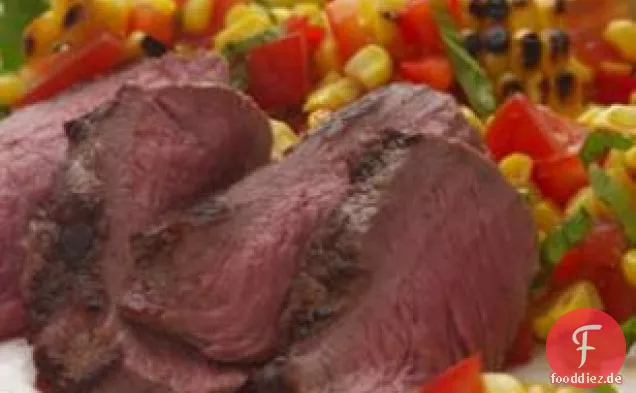 Gegrilltes Steak mit frischem Maissalat