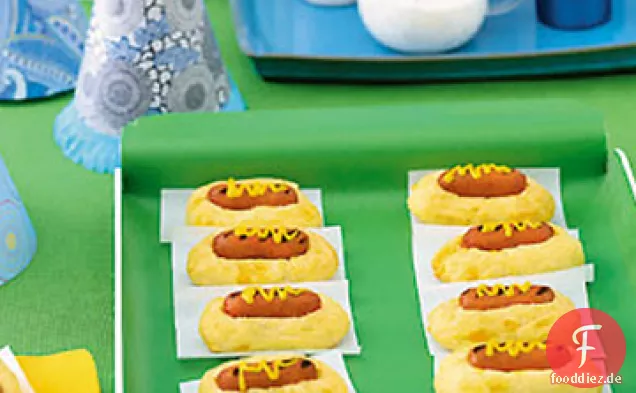 Mini Hot Dogs in Cheddar-Brötchen