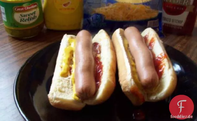 Einfache käsige Hot Dogs