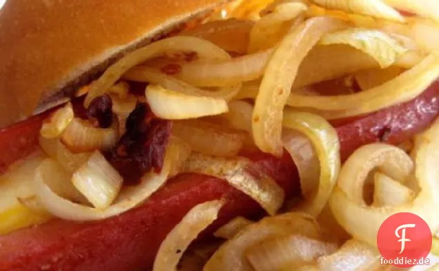 Käse-gefüllte Hot Dogs mit würzigen Zwiebeln - Rachael Ray