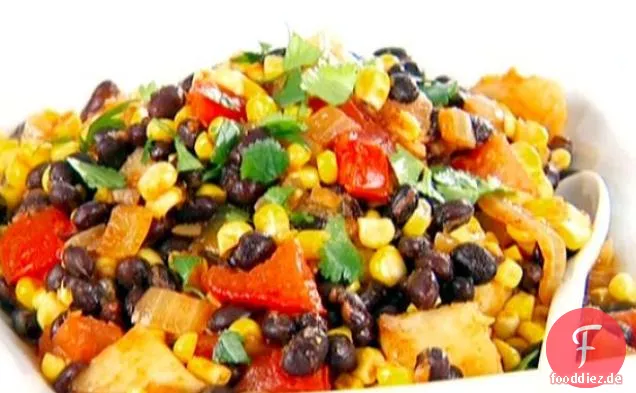 Schwarze Bohnen, Mais und Tomatensalat