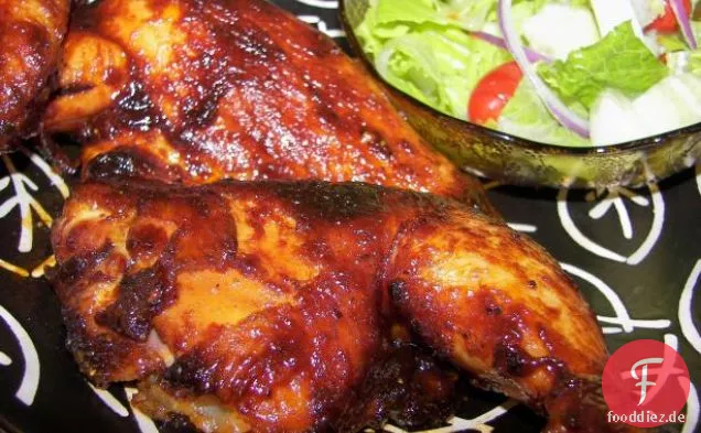 Mit Speck umwickeltes Huhn