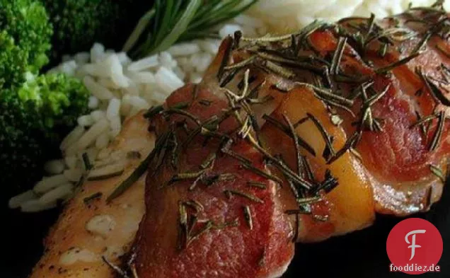 Mit Speck umwickeltes Rosmarin-Huhn
