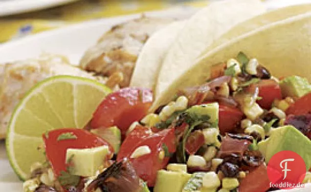Tomaten-, Avocado-, Mais- und Bohnensalat