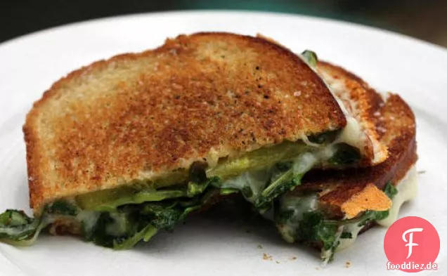 Gegrillter Käse und Brunnenkresse