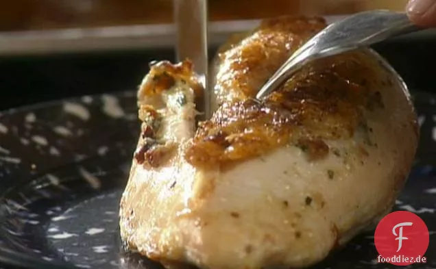 Speck und Blauschimmelkäse gefüllte Hähnchenbrust