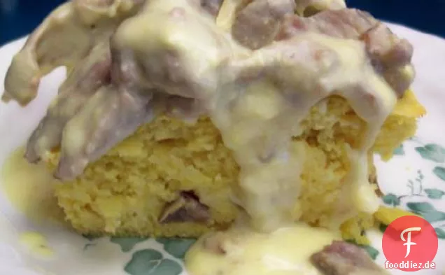 Gebackenes Schweizer Maisbrot mit Truthahn-Sahnesauce