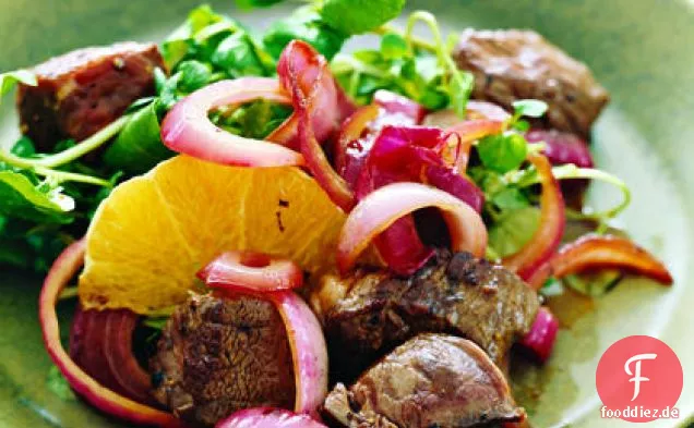 Gebratenes Lendenbraten mit Balsamico-roten Zwiebeln, Brunnenkresse und Orangen