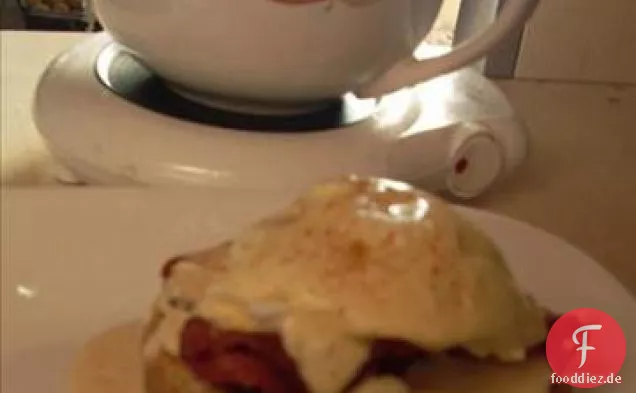 Eggs Benedict mit veganer Sauce Hollandaise