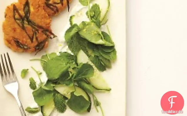 Linsenkuchen mit Feta-Joghurt-Sauce und Gurken-Kresse-Salat